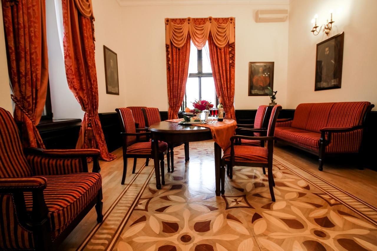 Palace Hotel Nyasvizh Bagian luar foto